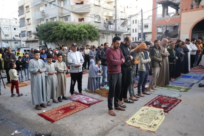 الغزيون يؤدون صلاة العيد فوق أنقاض المساجد وسط غياب مظاهر الفرح والقصف المتواصل