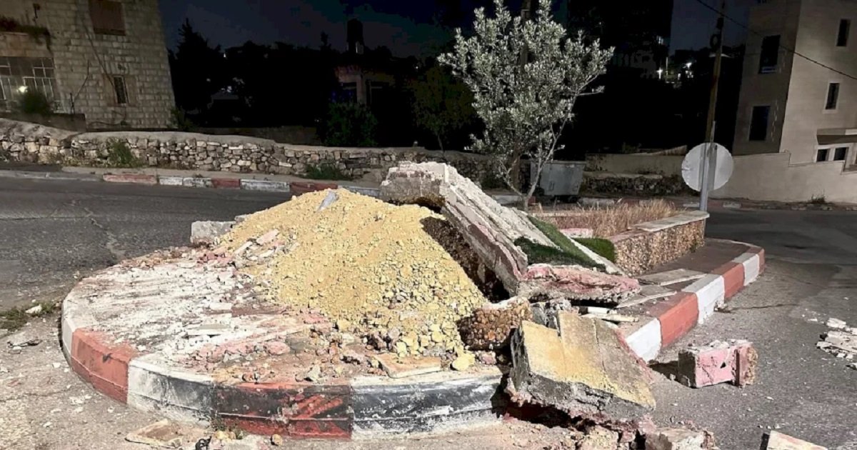 الاحتلال يهدم نصبًا تذكاريًا لشهيدين في رام الله والبيرة
