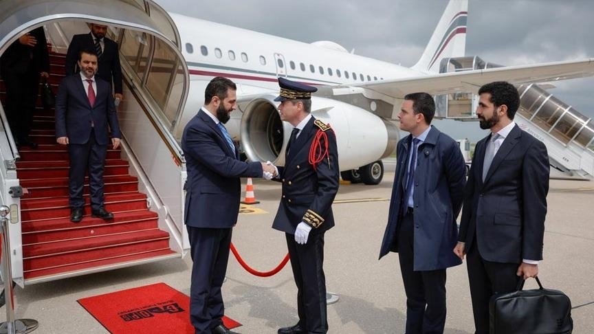  الشرع يصل باريس وماكرون يستقبله لدى وصوله للإليزيه في أول زيارة لدولة أوروبية.