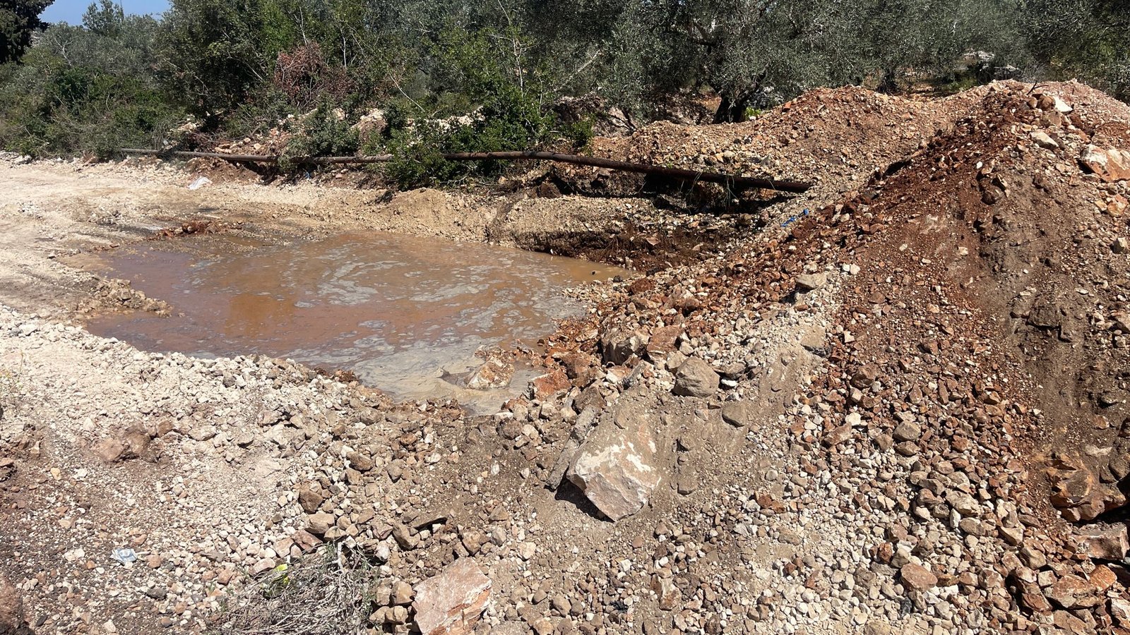 الاحتلال يعيد إغلاق مدخل أم صفا ويحطم خط المياه الرئيسي  لها