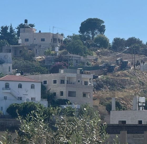 الاحتلال يقتحم دير ابزيع  ويجرف أراضي فيها 