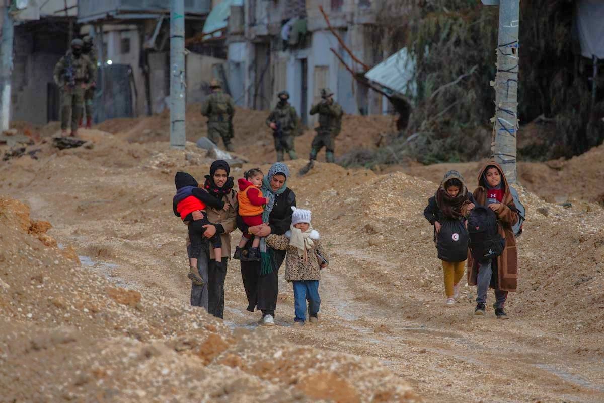 الاحتلال يجبر اهالي  مخيم نور شمس  على إخلاء منازلهم 