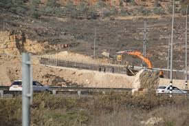 الاحتلال يبدأ بشق طريق استيطاني في منطقة عناب بالظاهرية