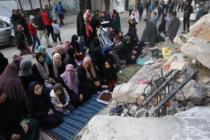 تقرير: الغزيون يستقبلون عيد الفطر على وقع حرب الابادة والنزوح 