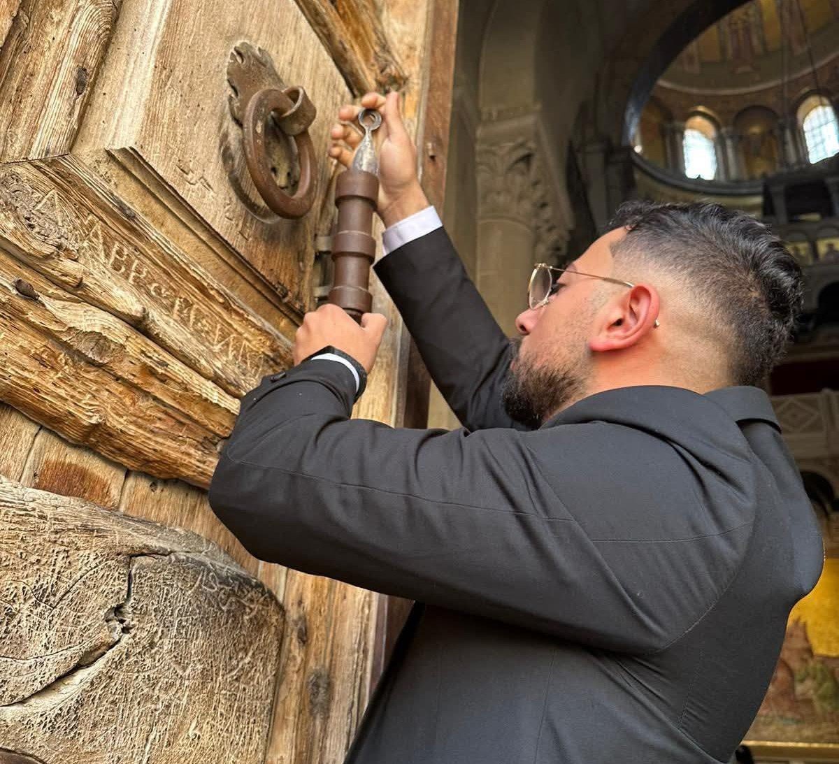 الاحتلال يعيد فتح أبواب كنيسة القيامة في القدس