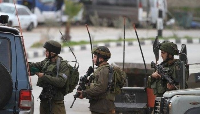 الاحتلال يستولي على 8 مركبات في قرية  الفندق