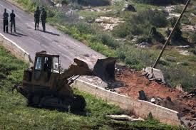 مستوطنون يواصلون تجريف أراضي المواطنين في بلدة سنجل