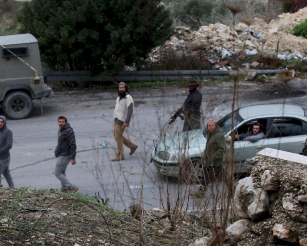 مستوطنون يهاجمون مركبات المواطنين قرب ترمسعيا