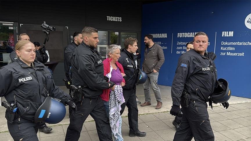 الشرطة  الألمانية  توقف  3 متظاهرين احتجوا  على  الإبادة  بغزة