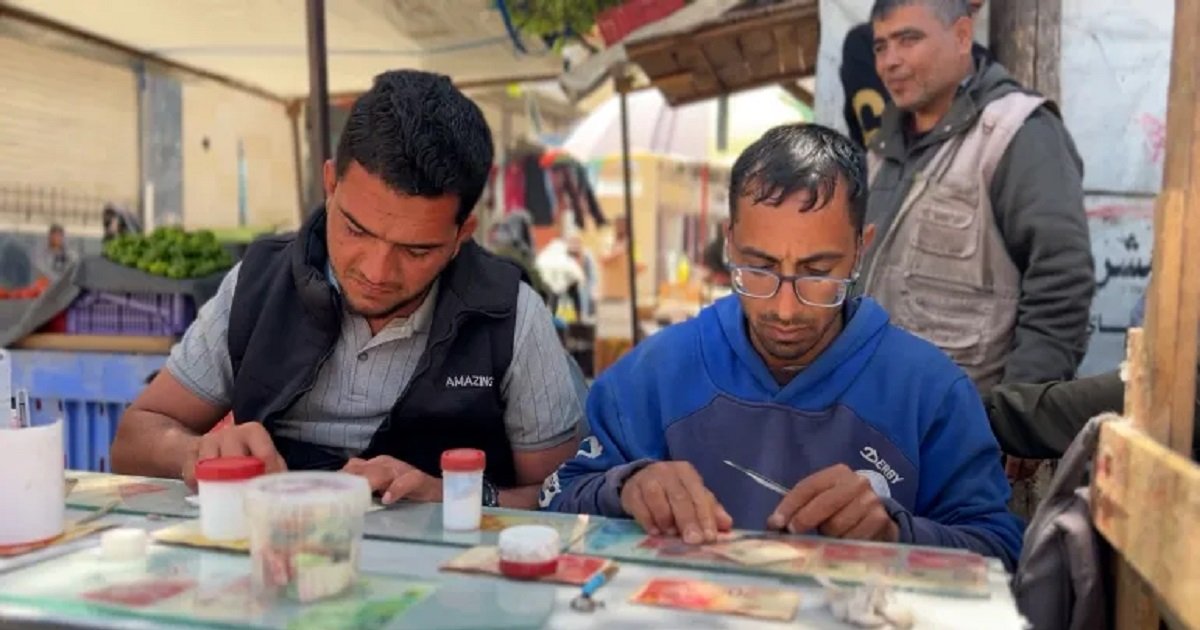 مهنة غريبة....ترميم واصلاح الأوراق النقدية التالفة بغزة