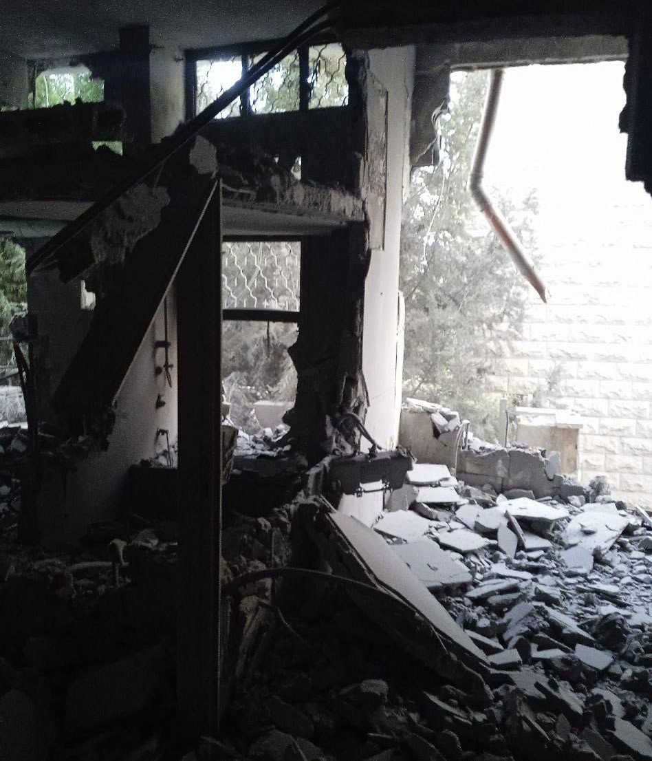 الاحتلال يهدم منزلين في نعلين وعمارة سكنية في بيت أمر 