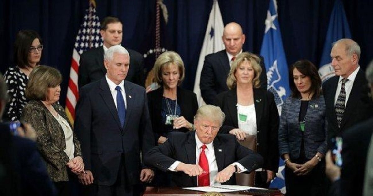 إدارة ترامب تبحث ترحيل مهاجرين إلى ليبيا بالتنسيق مع نجل حفتر                             