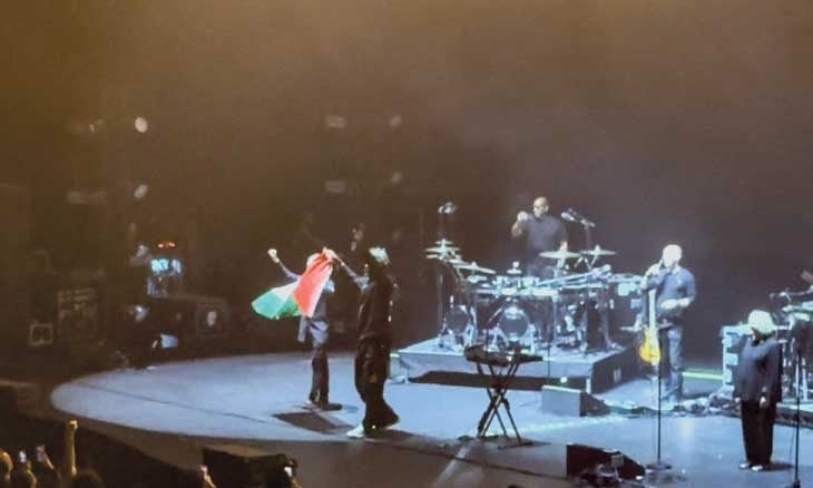 شرطة سنغافورة تستجواب فرقة بريطانية بعد رفعها العلم الفلسطيني