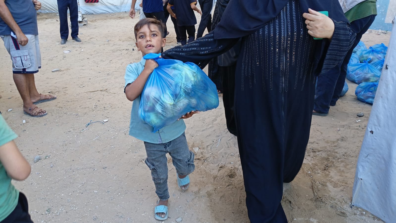 الجالية الفلسطينية في بريمن  توزع طرود غذائية على الاسر النازحة في غزة