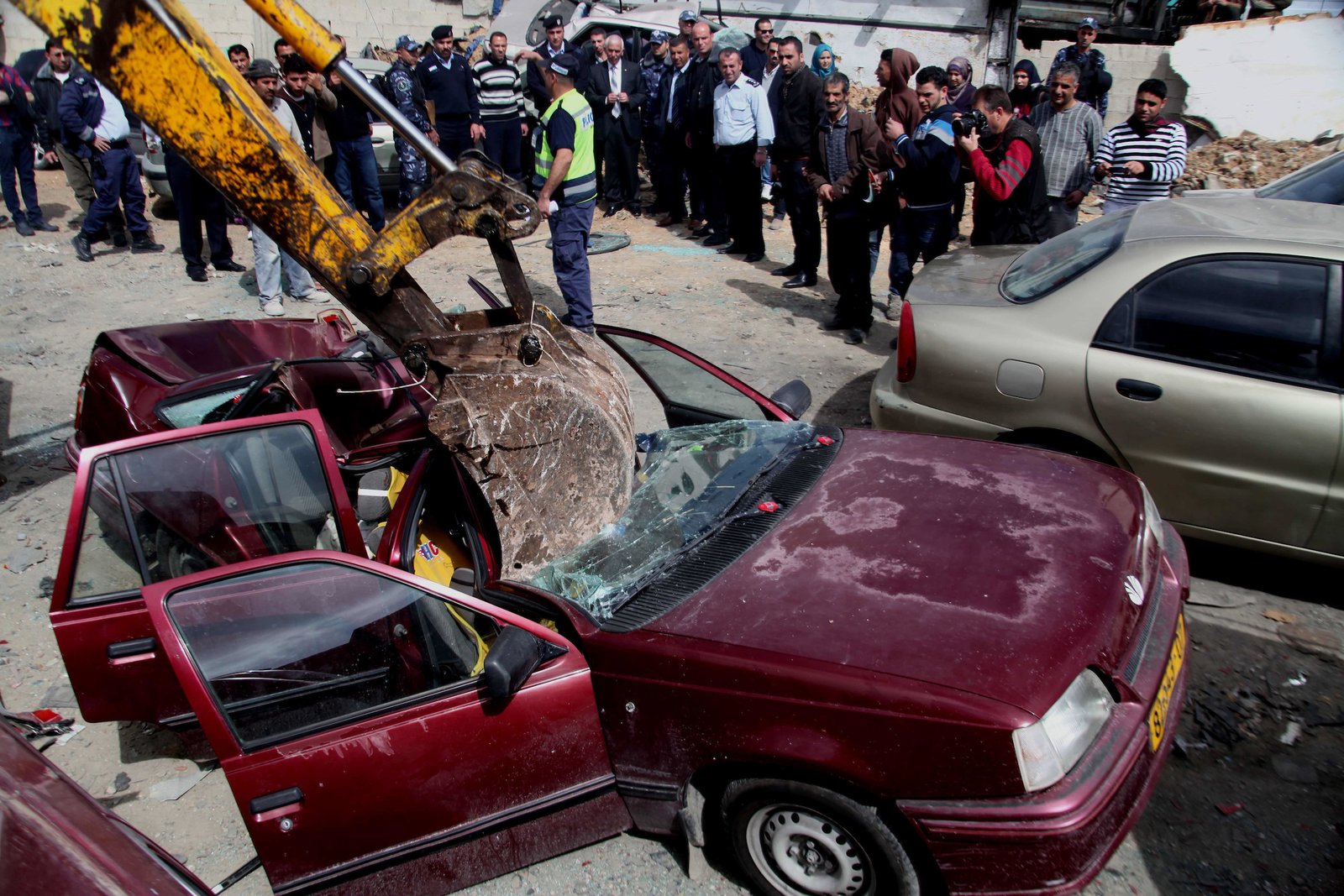 فيديو : الشرطة الفلسطينية والأجهزة الامنية تشرع بحملة ضد السيارات الغير قانونية في الضفة الغربية