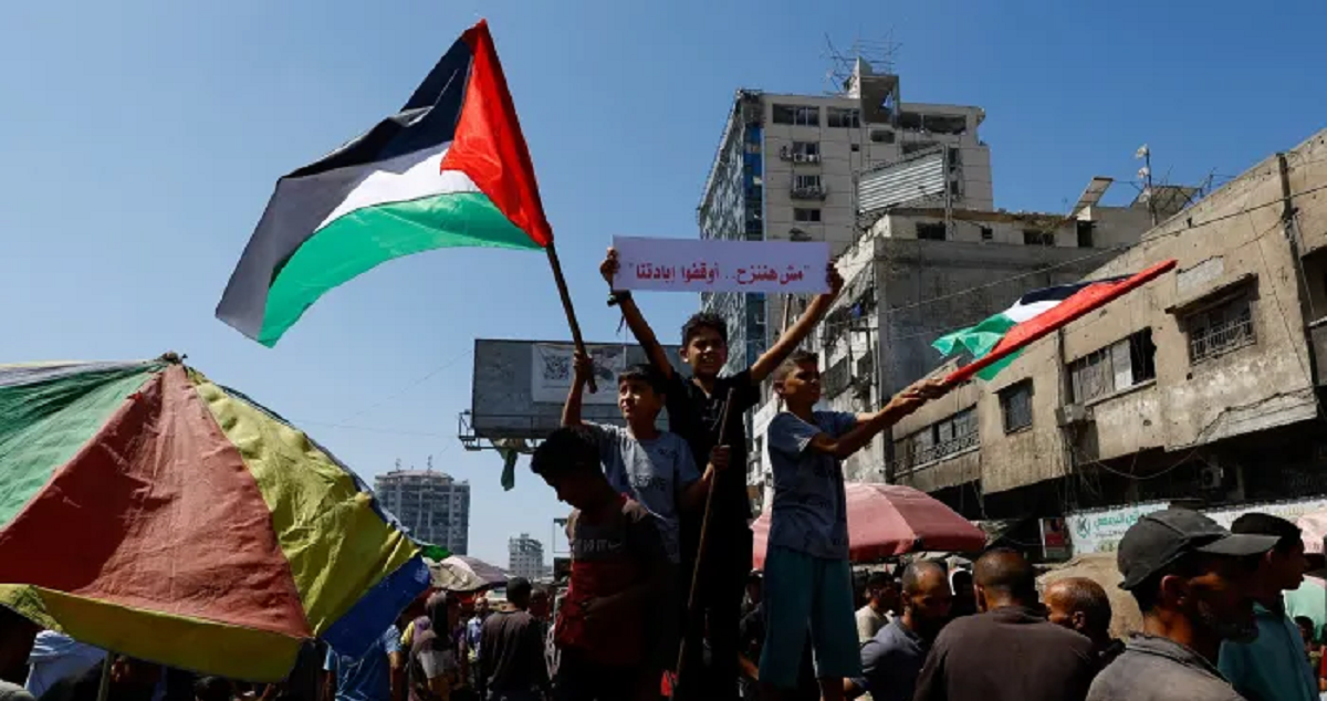 أهالي غزة يتظاهرون ضد أوامر اخلائهم من المدينة 