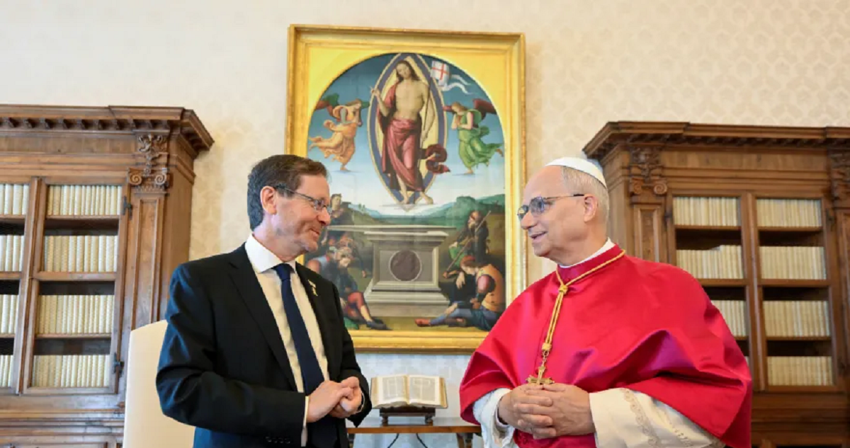 بابا الفاتيكان يناقش “الوضع المأساوي في غزة” مع الرئيس الإسرائيلي