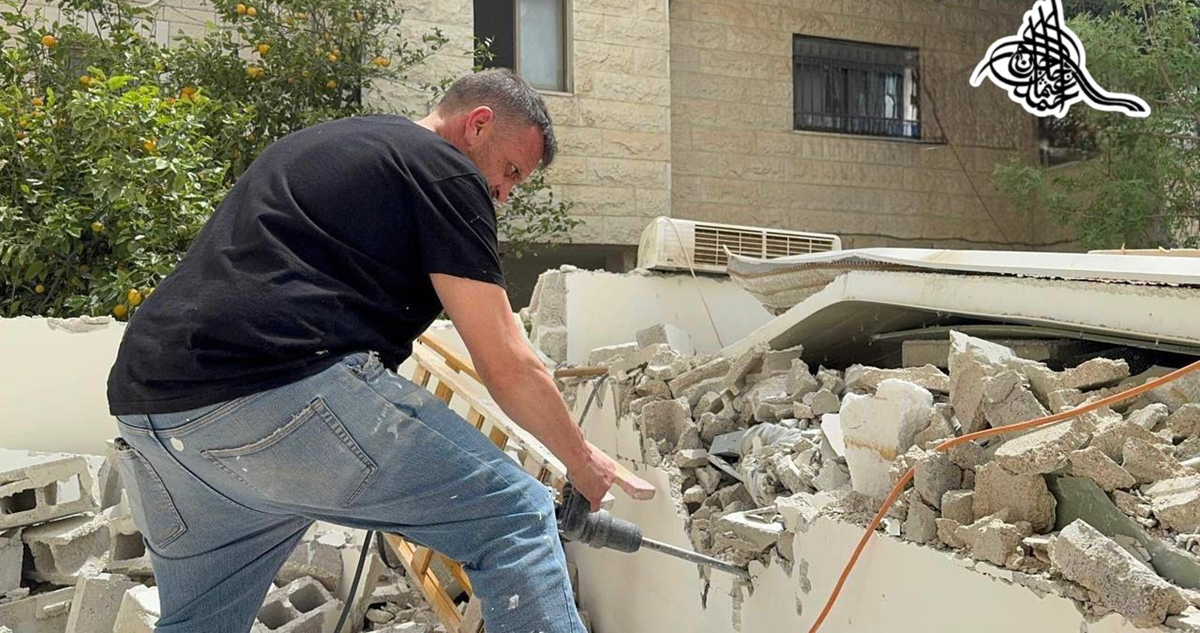   المقدسي سامي الهشلمون الأيوبي يهدم منزله ذاتياً في حي الصوانة 