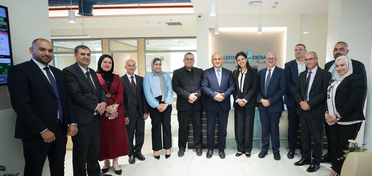 العكر ووفد رفيع المستوى يتفقد بورصة فلسطين