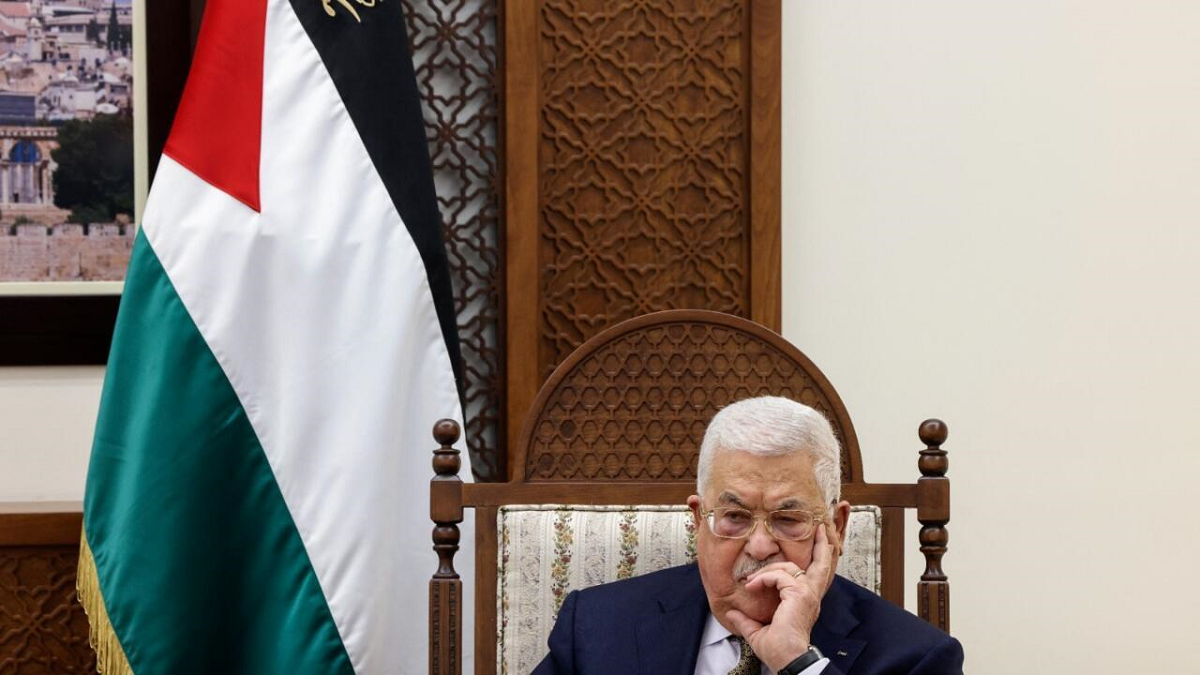 الرئيس يتكفل برعاية الطفل وسام بدران من مخيم جباليا بعد انهيار منزل أسرته ووفاة جميع أفرادها