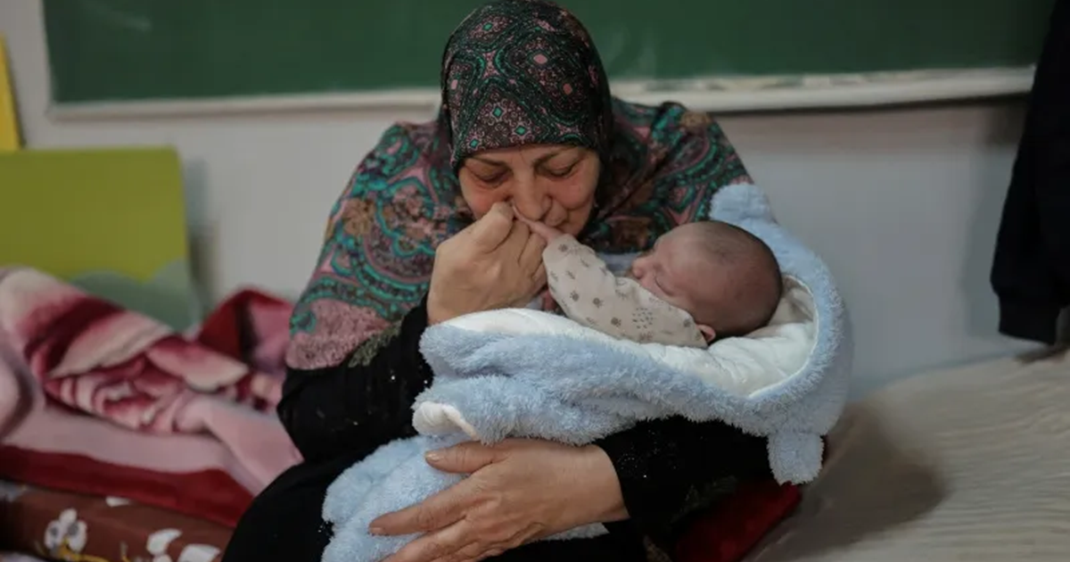 أمهات نازحات في لبنان يتطلعن للحياة الجديدة لأطفالهن بأمل وخوف