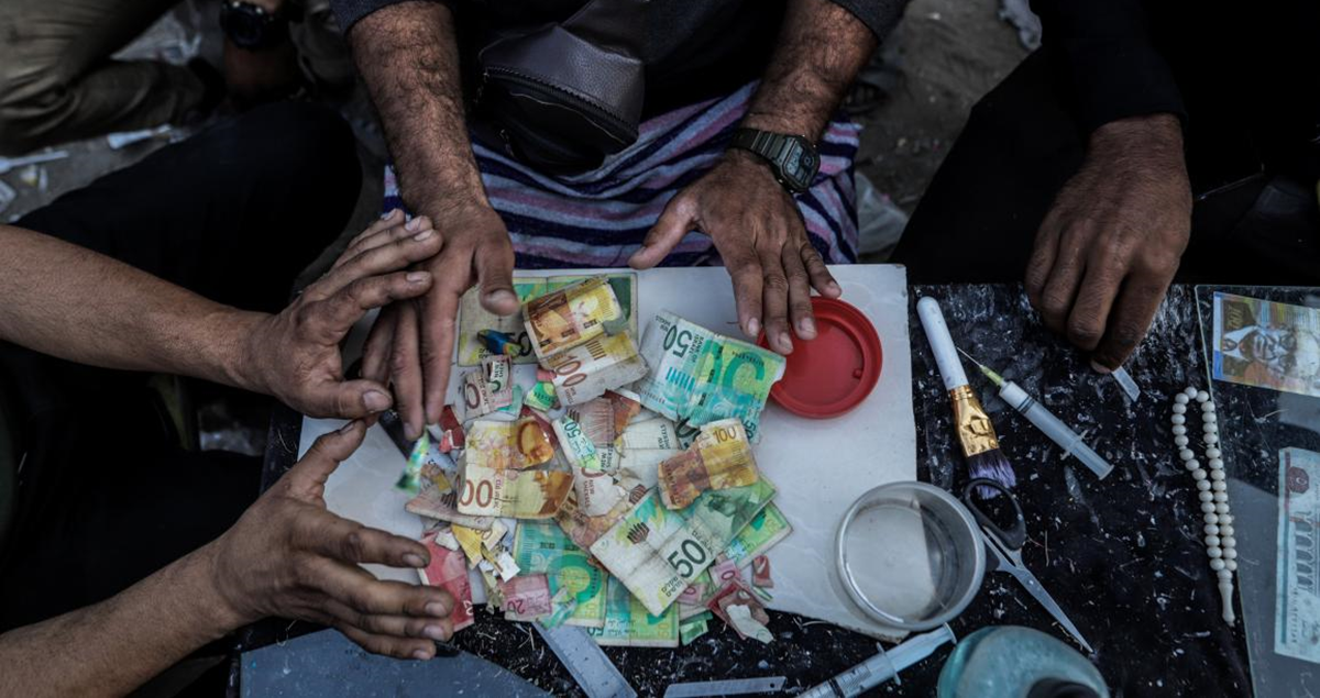 العدوان ينهش مدخرات الغزيين : أزمة مالية خانقة تُفقد السكان أمانهم الاقتصادي