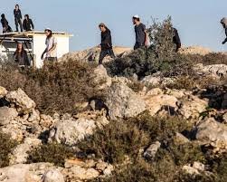 مستوطنون يقتحمون سنجل ويقطعون خطوط المياه في  العوجا 