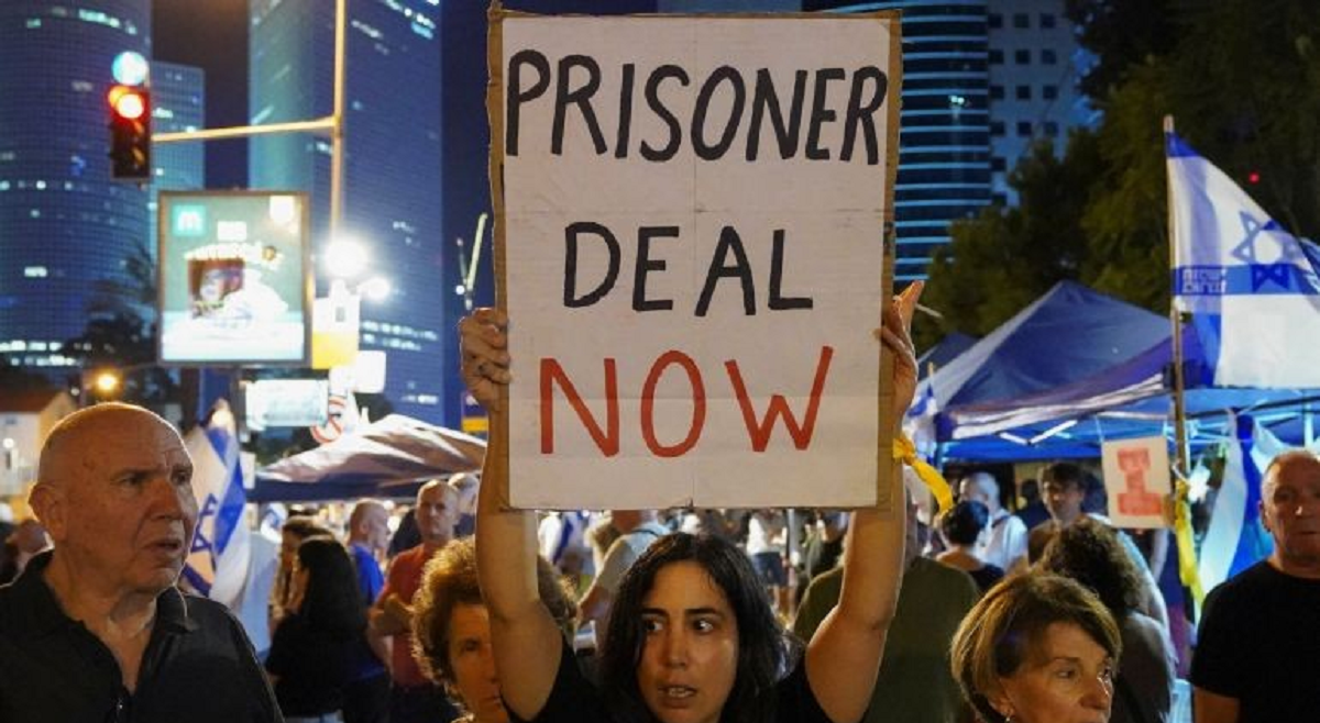 عائلات الأسرى الإسرائيليين : الاتفاق الشامل هو الحل لعودتهم  