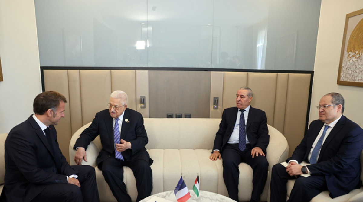 عباس وماكرون يبحثان في شرم الشيخ ملف غزة ومنع ضم الضفة  