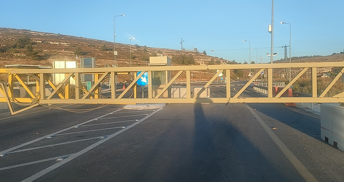 البوابات الحديدية المنتشرة في الضفة ... سياسة احتلالية قذرة لتدمير حياة الناس 