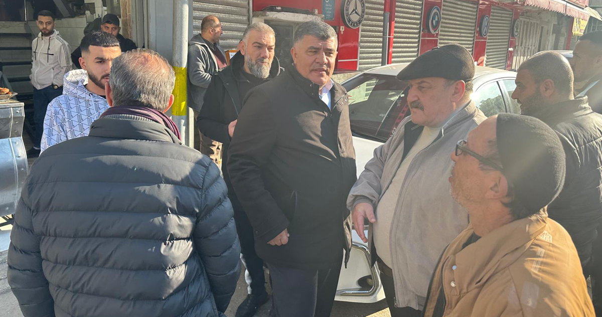 دغلس يتفقد مخيم عسكر ويطلع على احتياجات المواطنين 