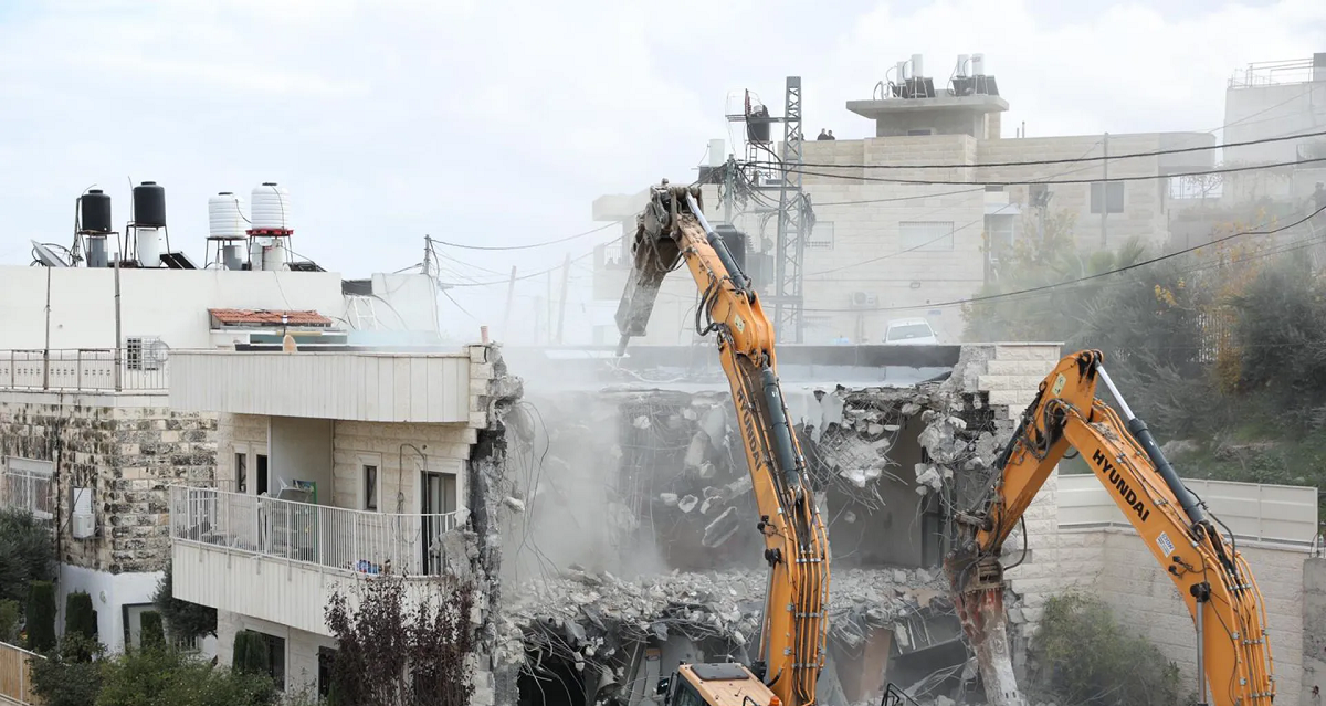 الاحتلال يهدم عددًا من المنشآت التجارية بالظاهرية