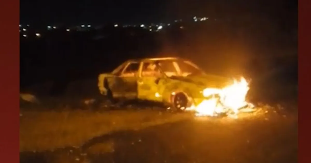 مستوطنون يحرقون مركبة ويخطون شعارات عنصرية في الخليل