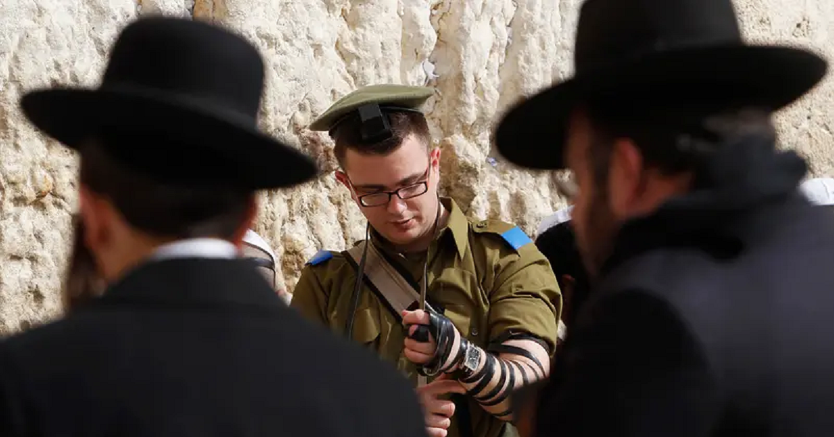 متظاهرون يهاجمون حافلة للجيش الإسرائيلي تقلّ فارين من التجنيد