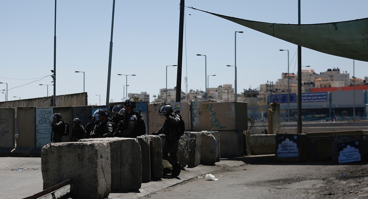 محافظة القدس: الاحتلال يستغل التوتر الإقليمي لعزل القدس خلف البوابات والحواجز العسكرية