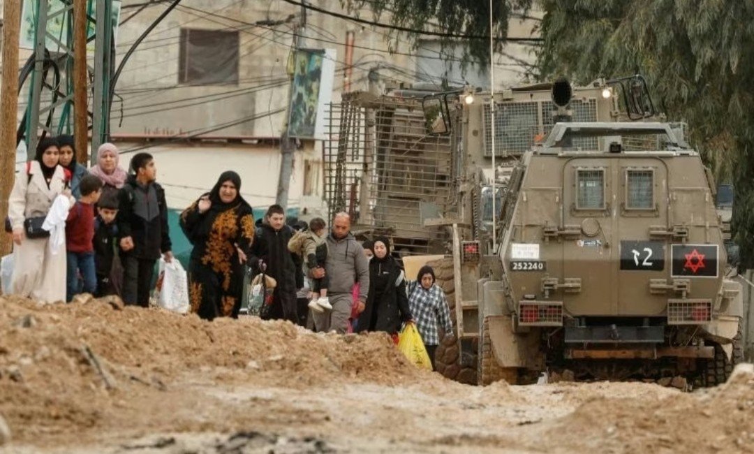 الاحتلال يجبر مواطنين على إخلاء منازلهم في حي الجابريات