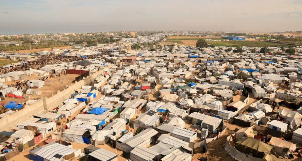 تقرير : البرد والفيضانات وأخطار الصرف الصحي تزيد معاناة النازحين في مخيمات غزة