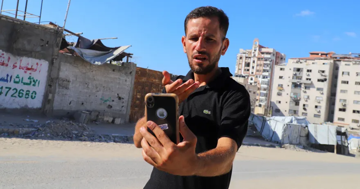 “نوصل صوتنا للعالم”.. فلسطيني أصم يروي معاناة غزة بلغة الإشارة على وسائل التواصل