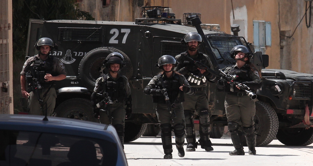 جيش الاحتلال يقتحم اتحاد الجمعيات الخيرية بالقدس ويداهم الرام ويلاحق الشبان ومستوطنون ينصبون خيمة بالشيخ جراح 