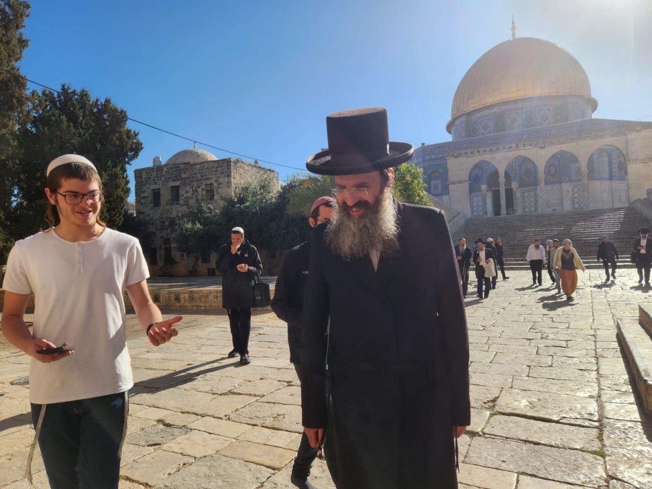 مستوطنون بقيادة الحاخام شمشون   يقتحمون الأقصى