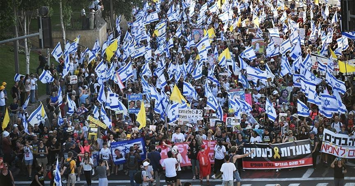 آلاف الإسرائيليين يتظاهرون في تل ابيب للمطالبة بإعادة الأسرى من غزة 