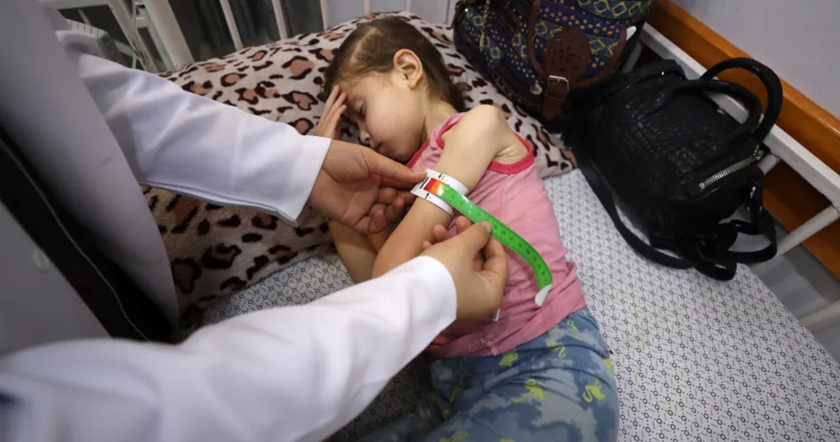 بعد وفاة إحدى ابنتيها بسوء التغذية..  نسمة عياد تتمسك بالأمل في إنقاذ طفلتها الثانية