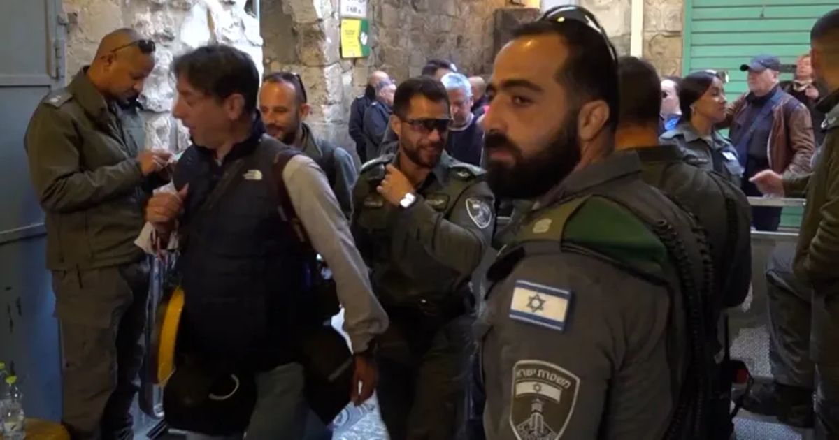 "القيامة" حزينة .. وقيود الاحتلال تنغص فرحة الاحتفال ب"سبت النور"