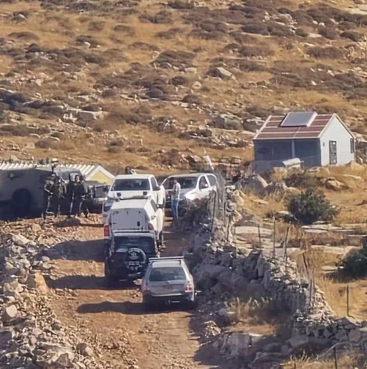 مستوطنون يقيمون بؤرة استيطانية جديدة في بلدة سعير