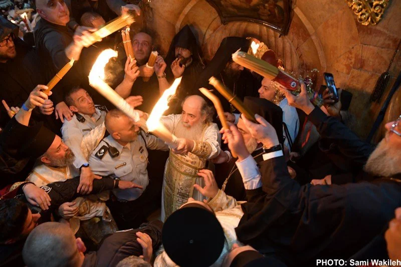 الكنائس التي تسير حسب التقويم الشرقي تحيي سبت النور .. والاحتلال يزيل علم فلسطين عن صدور الفرق الكشفية بالقدس 