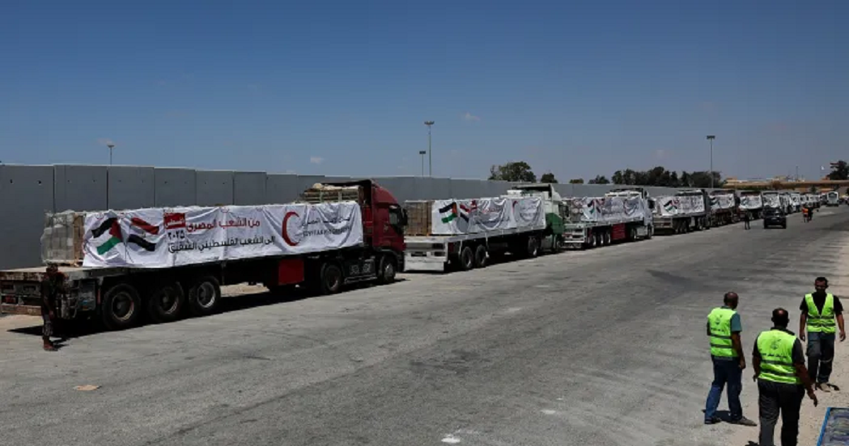 الهلال الأحمر المصري يرسل اكثر من  9 الاف طن مساعدات لقطاع غزة 