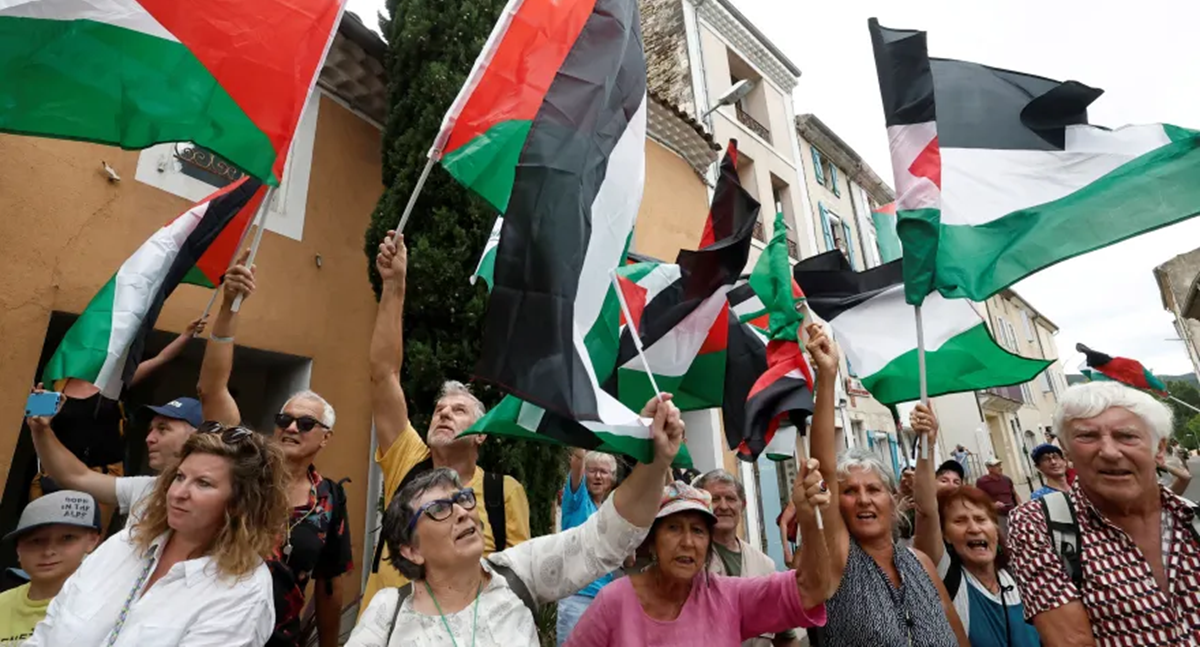 نشطاء مؤيدون للفلسطينيين يحتجون على حرب غزة خلال سباق فرنسا للدراجات