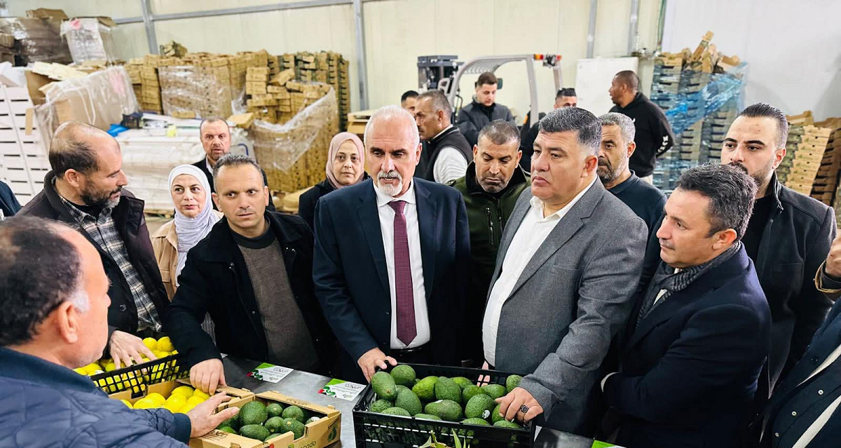 المحافظ دغلس ووزير الزراعة  يتفقدان شركة "لؤلؤة الأغوار للاستثمار الزراعي"