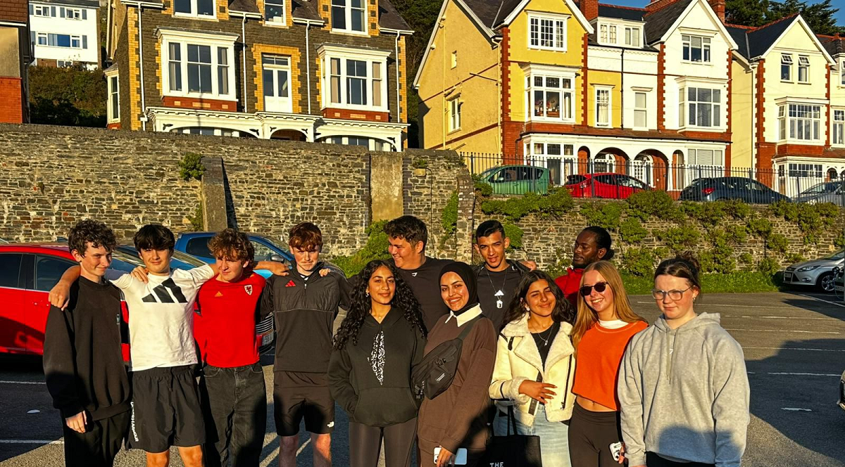 وفد شباب سلوان يصل بريطانيا ضمن جولة ثقافية تعليمية 