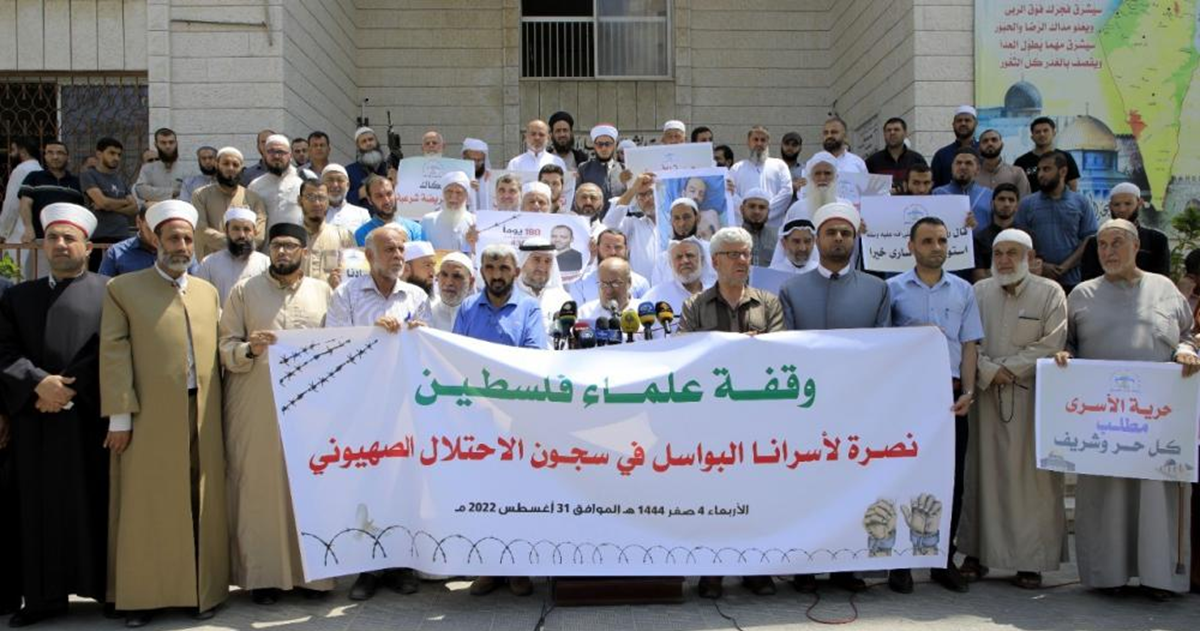 خلال وقفة في غزة رغم الدمار : علماء دين مسلمون ينددون بإغلاق الأقصى وقانون إعدام أسرى